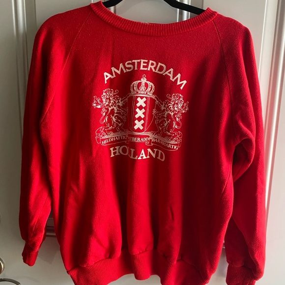 Duke Tops - Vintage 90’s Red AMSTERDAM HOLLAND CREST Crewneck Sweatshirt Size M White Design